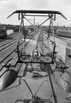 841121 Afbeelding van een van de stroomafnemers van het electrische treinstel nr. 757 (mat. 1954, plan G) op het ...